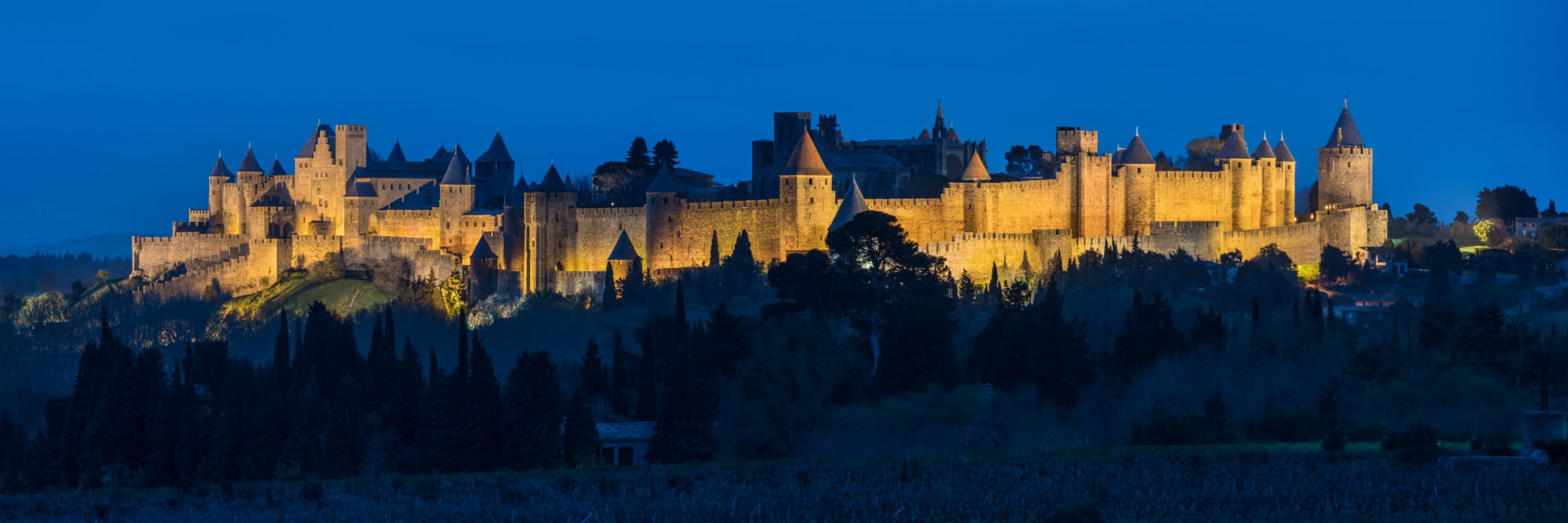 Cité de carcassonne, à la tombée de la nuit