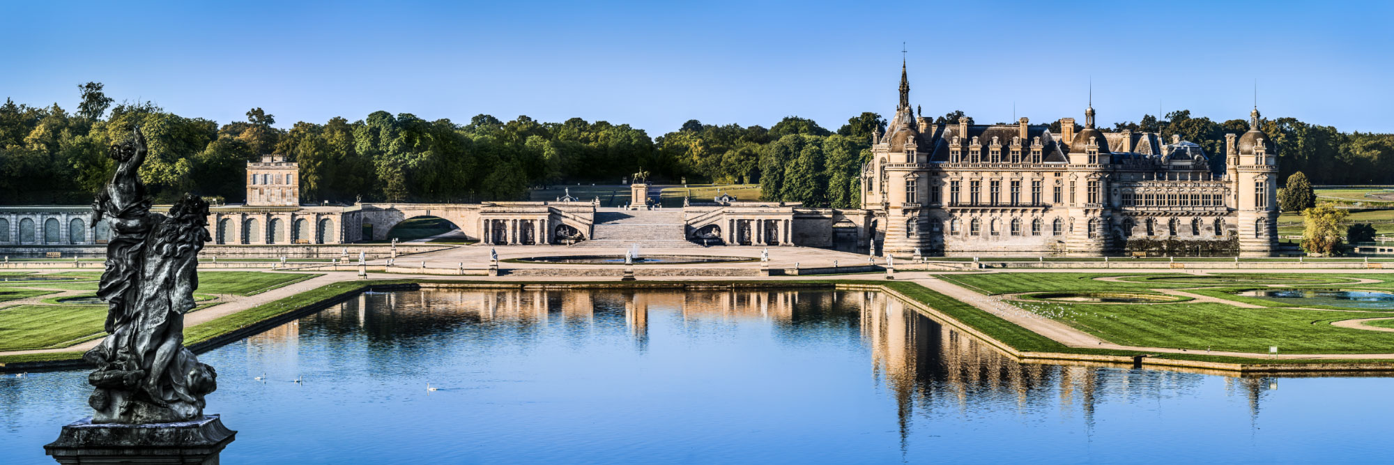 Le château de Chantilly, près d'un affluent de l'Oise