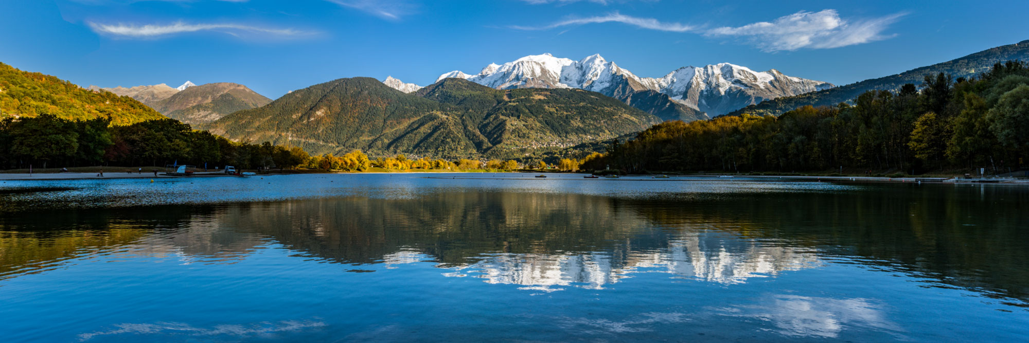 Reflet des cimes du Mont-Blanc dans le lac de Passy
