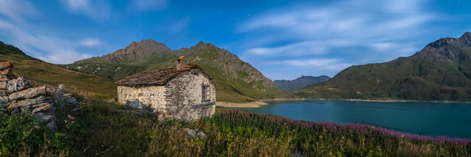 Cabane en pierre et lac de Mont-Cenis de nuit