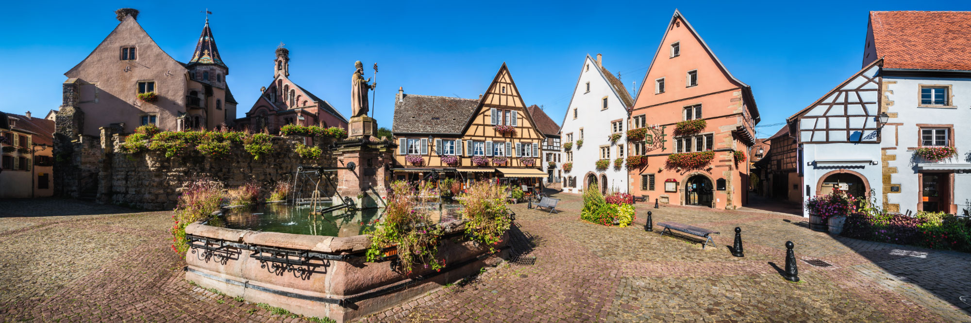 Maisons à colombages, chapelle et fontaine de la place du château, Eguisheim