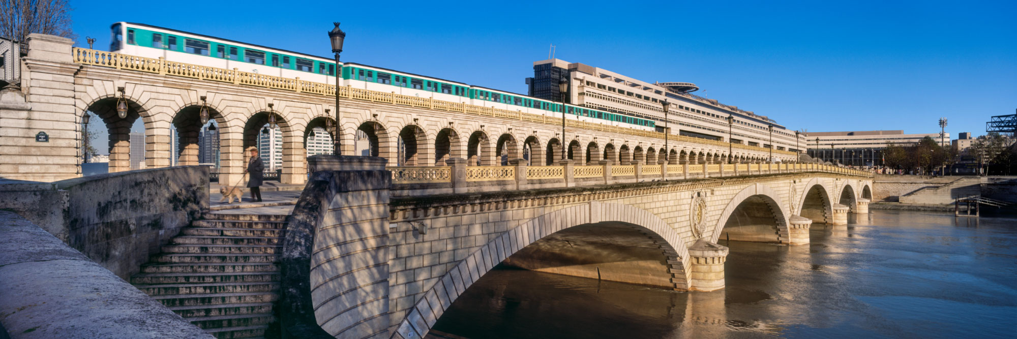 Pont de Bercy et viaduc du métro 6 franchissant la Seine