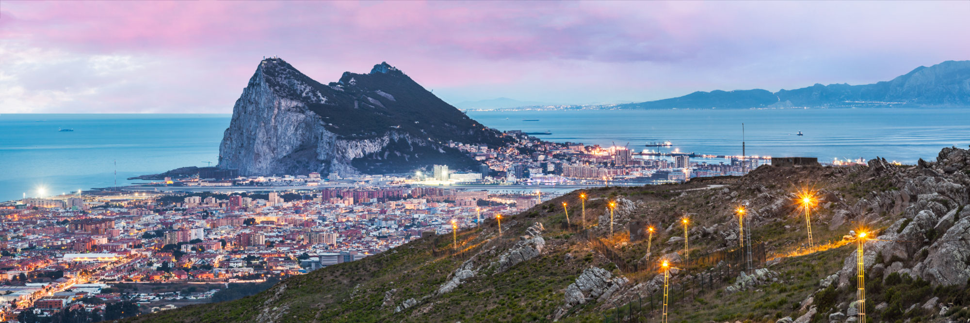 Le rocher de Gibraltar et les côtes africaines vus des hauteurs de La Linea de la Conception