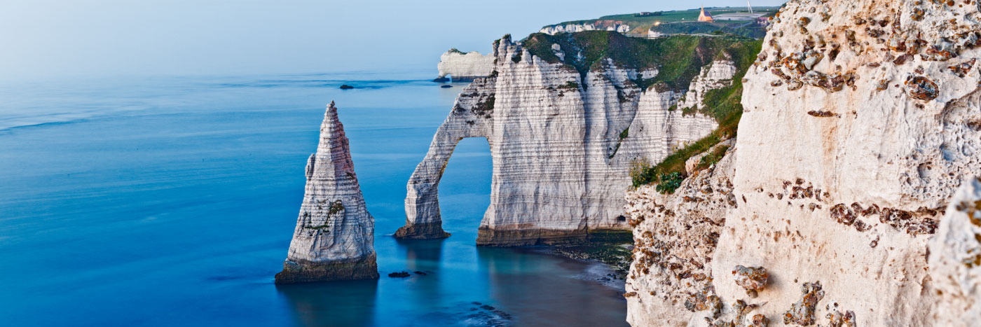 Herve Sentucq - Aiguille et Porte d'Aval, Porte d'Amont au loin, Etretat, Côte d'Albâtre