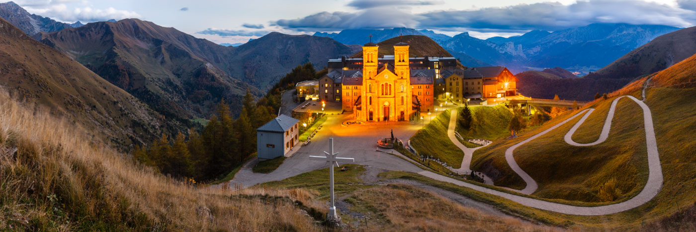 Herve Sentucq - Notre-Dame-de-la-Salette devant le Dévoluy, à 1800 m d'altitude, Ecrins