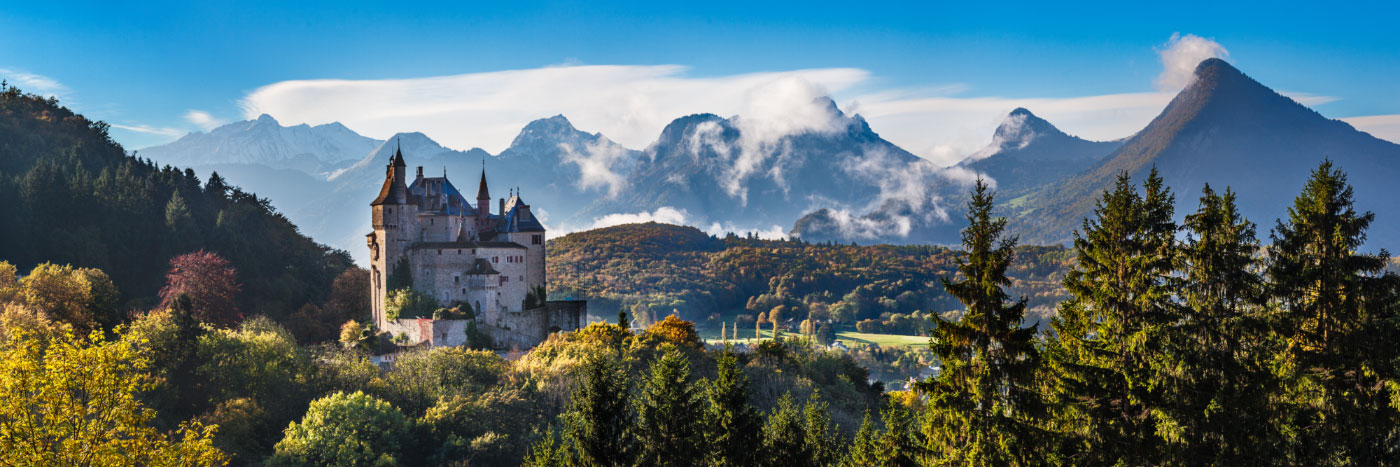 Herve Sentucq - Le château de Menthon-Saint-Bernard devant le massif des Bauges