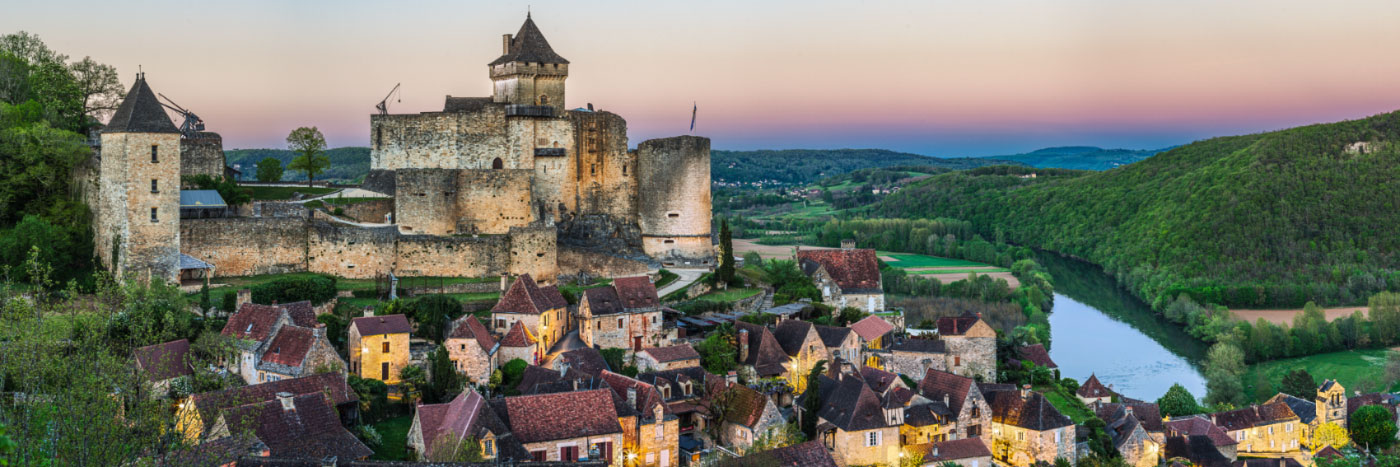 Herve Sentucq - Castelnaud-la-Chapelle dominant la Dordogne au crépuscule