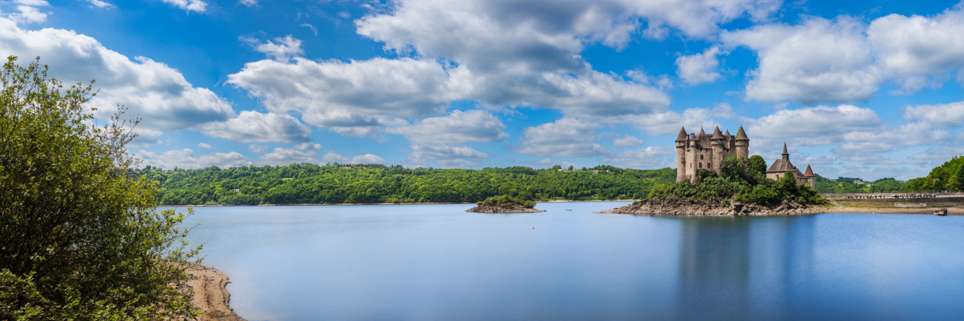 Herve Sentucq - Château de Val cernée par la Dordogne, lac de Bort, 