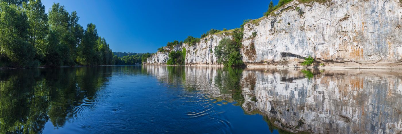 Herve Sentucq - La Dordogne au pied des falaises calcaires de Copeyre, Gluges