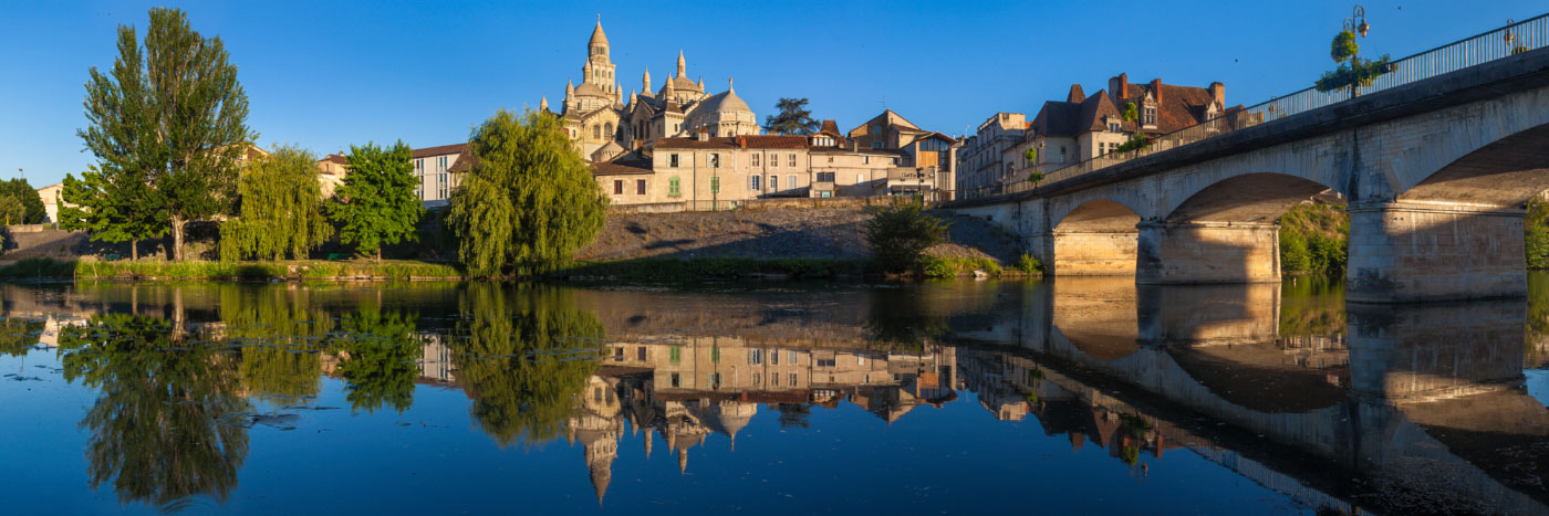 Herve Sentucq - Cathédrale byzantine Saint-Front et Pont des Barris se reflétant dans l'Isle, Périgueux