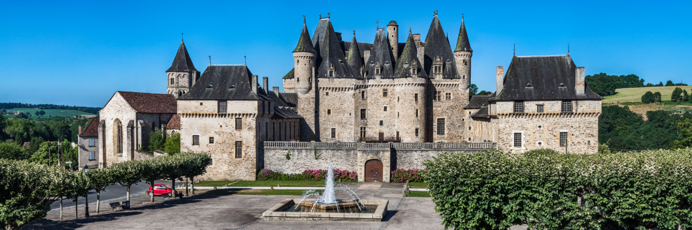 Herve Sentucq - De la place du village, la vue sur le château de Jumilhac dominant de 50 mètres l'Isle