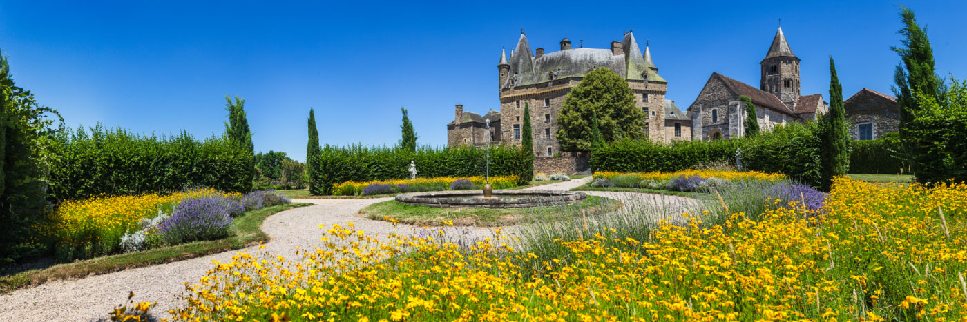 Herve Sentucq - Jardins du château de Jumilhac dominant de 50 mètres l'Isle
