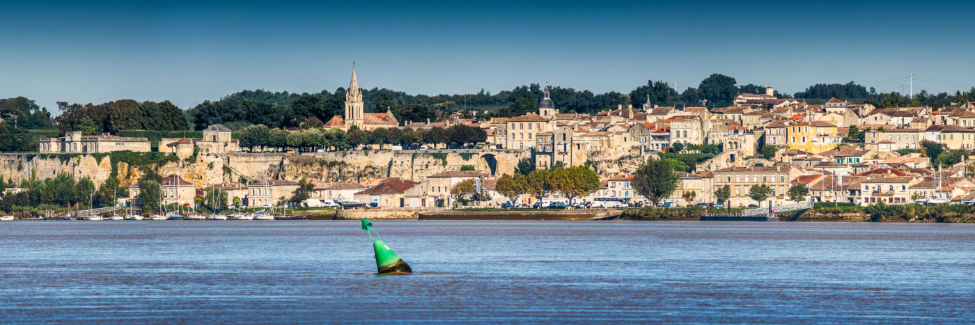 Herve Sentucq - Bourg vu de l'autre rive de la Dordogne, près d'Ambès