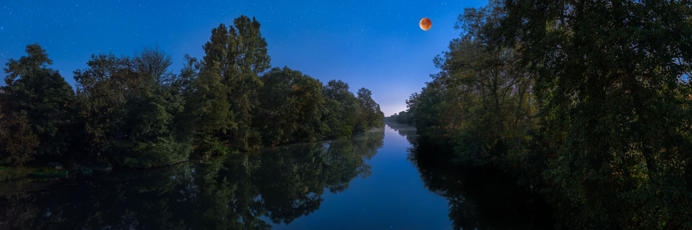 Herve Sentucq - Eclipse totale de lune au dessus de la Dronne, La Barde