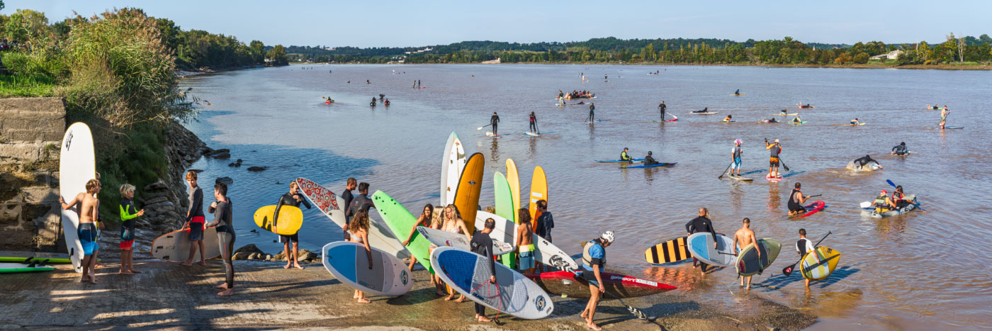 Herve Sentucq - Surfeurs se préparant pour le mascaret sur la Dordogne, Saint-Pardon