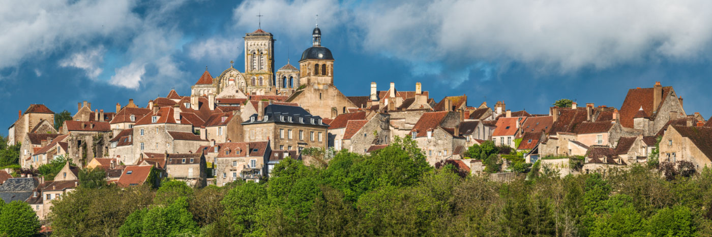 Herve Sentucq - Lumière orageuse sur la Basilique de Vézelay surplombant les remparts