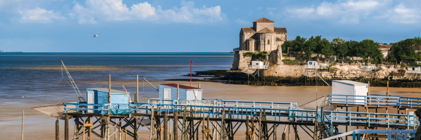 Herve Sentucq - Carrelets devant la presqu'île de Talmont, estuaire de la Gironde