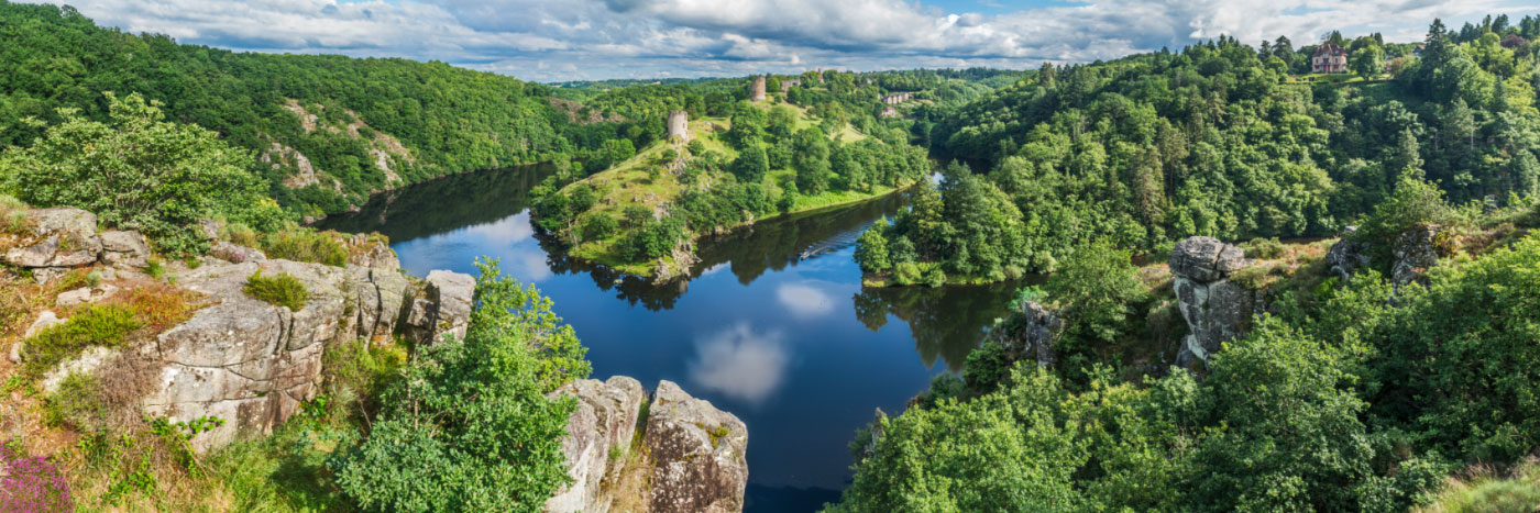 Herve Sentucq -  Rocher de la Fileuse, vue sur le confluent de la Creuse et de la Sédelle et sur la forteresse de Crozant