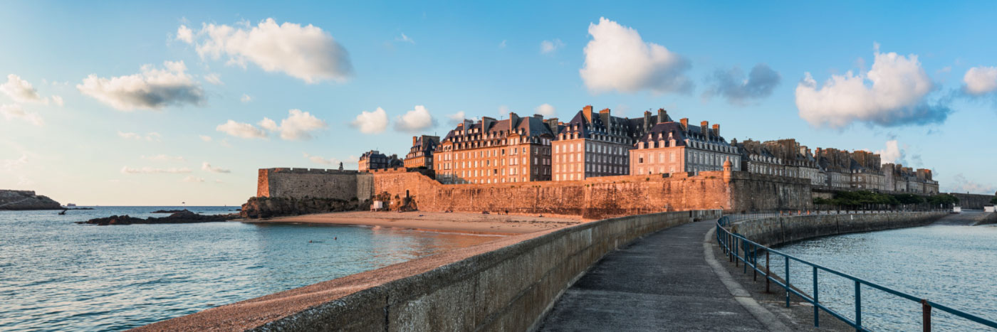 Herve Sentucq - Protégée par la digue, la plage du Môle, au pied des remparts de Saint-Malo 