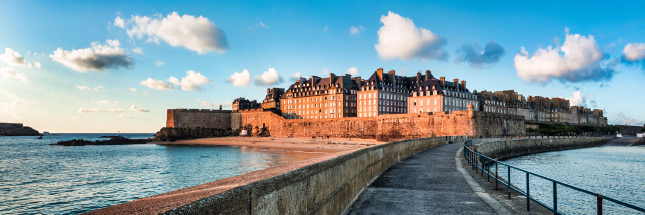 Herve Sentucq - Protégée par la digue, la plage du Môle, au pied des remparts de Saint-Malo 