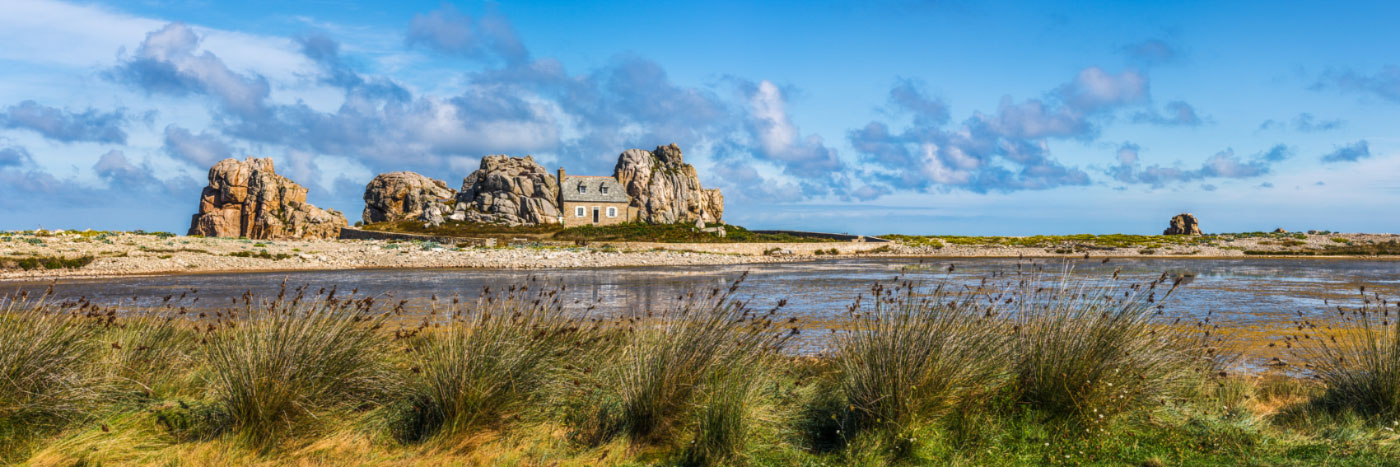 Herve Sentucq - La côte de granit rose à Castel Meur, ajoncs devant des lagunes fermées par la recontre de tombolos, Plougrescant, Manche