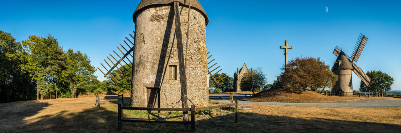 Herve Sentucq - Moulins et chapelle néo-gothique au Mont des Alouettes, près du Puy du Fou