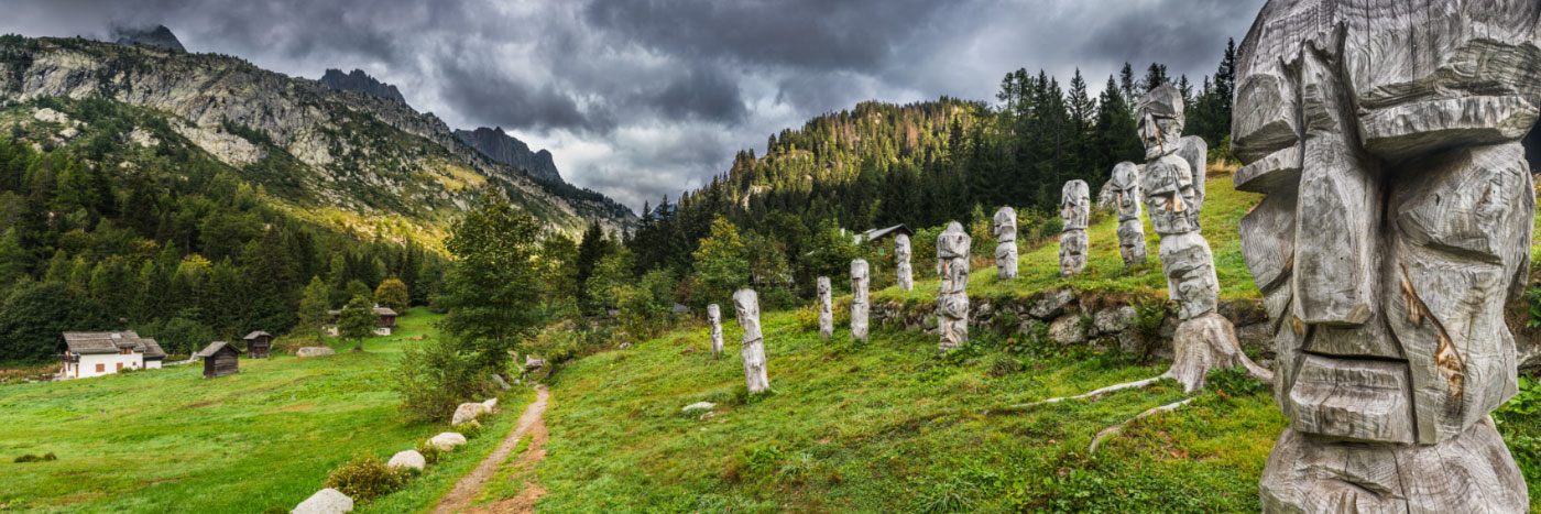 Herve Sentucq - Totems protecteurs du Tour du Mont-Blanc, peu avant le col des Montets