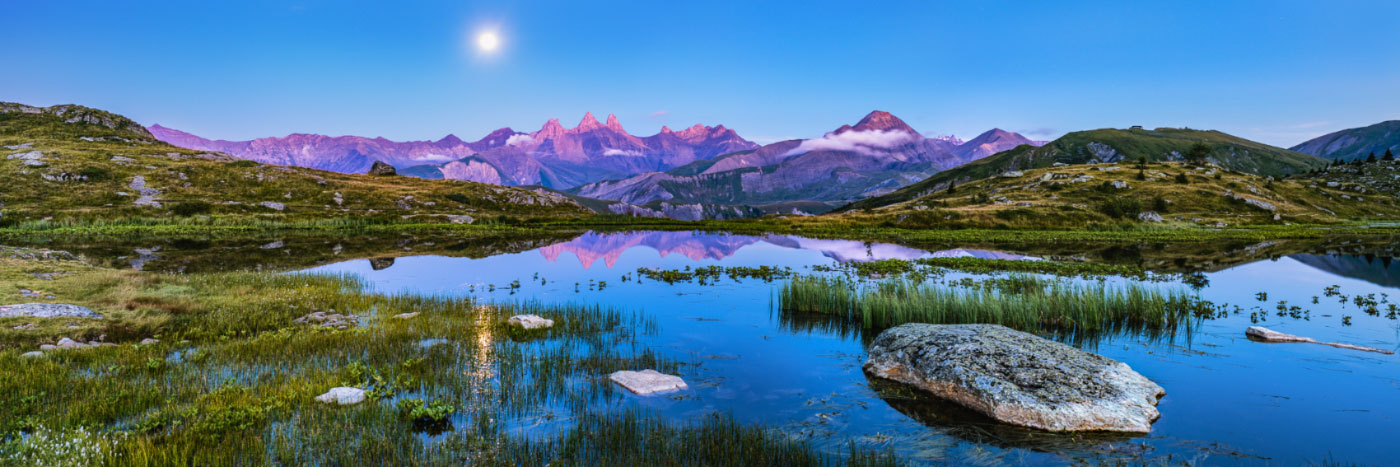 Herve Sentucq - Aiguilles d'Arves se reflétant sur le lac Guichard (Grandes Rousses)