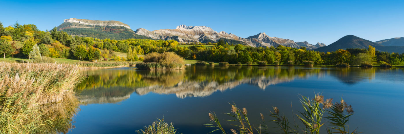 Herve Sentucq - Vue sur la chaîne du Dévoluy depuis l'étang du Marais à Mens, Trièves