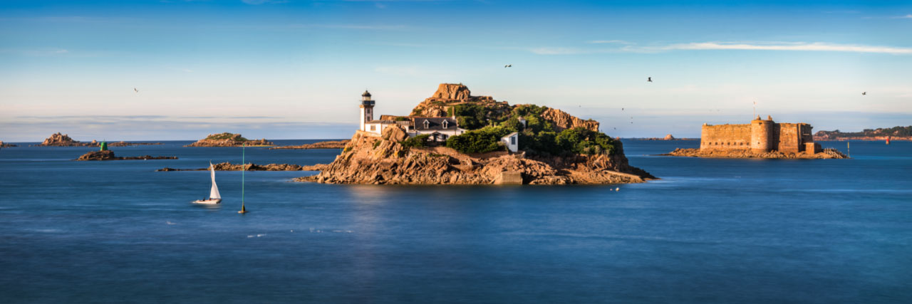 Herve Sentucq - île Louët et château du Taureau vus de Carantec, Manche