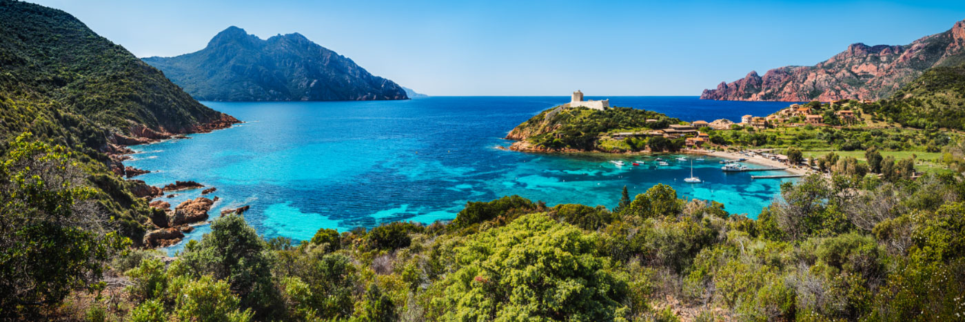 Herve Sentucq - Hameau et fortin du golfe de Girolata devant la réserve naturelle de Scandola