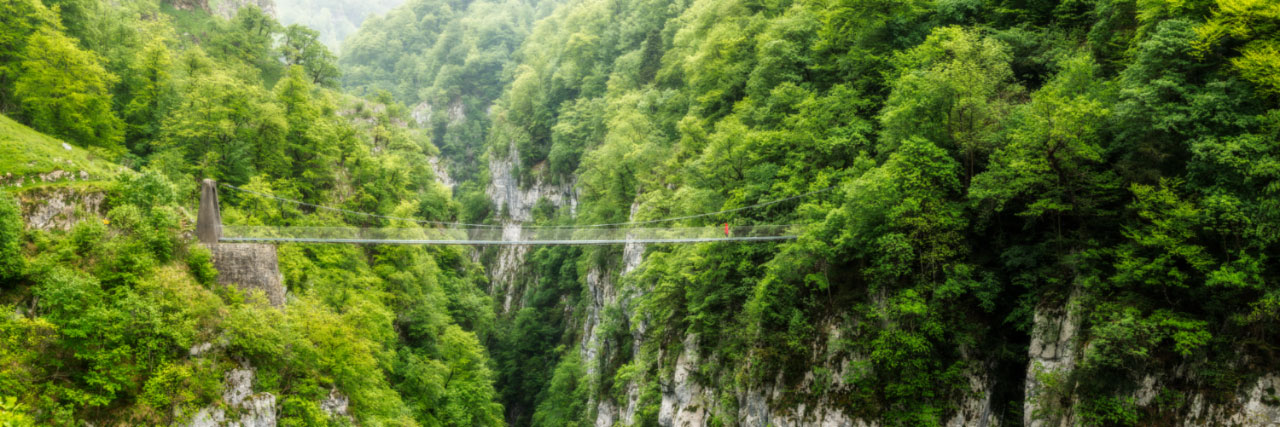 Herve Sentucq - Passerelle d'Holzarte au-dessus du canyon d'Olhadubi, montagne Basque