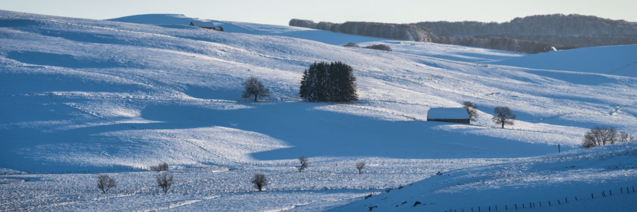 Herve Sentucq - Burons en hiver en soirée, Saint-Urcize