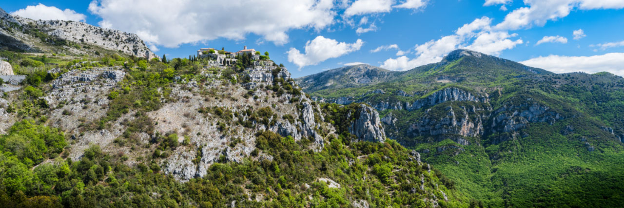 Herve Sentucq - Gourdon, surplombant la verdoyante Vallée du Loup