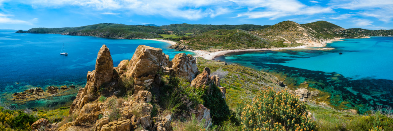 Herve Sentucq - De la presqu'île du Cap Taillat, vue sur son tombolo et de Ramatuelle au Cap Lardier