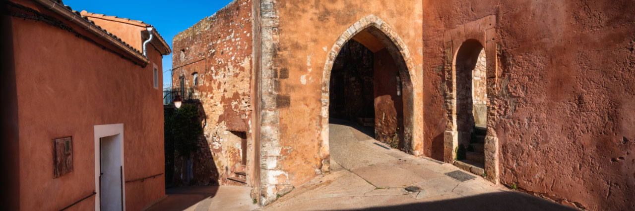 Herve Sentucq - Murs en ocre du beffroi, Roussillon