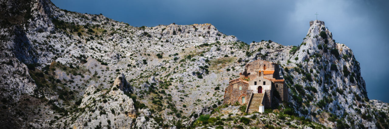 Herve Sentucq - Ermitage Notre-Dame-de-Pène sur son arête rocheuse surplombant l'Agly