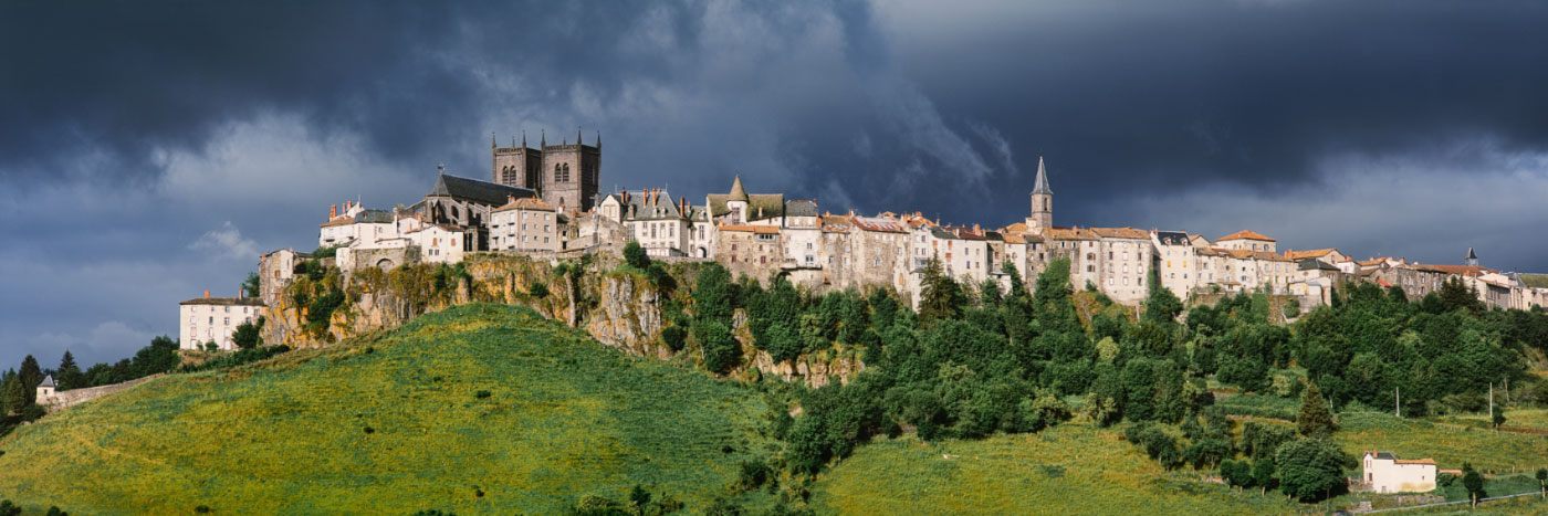 Herve Sentucq - St-Flour sur sa table basaltique, Cantal