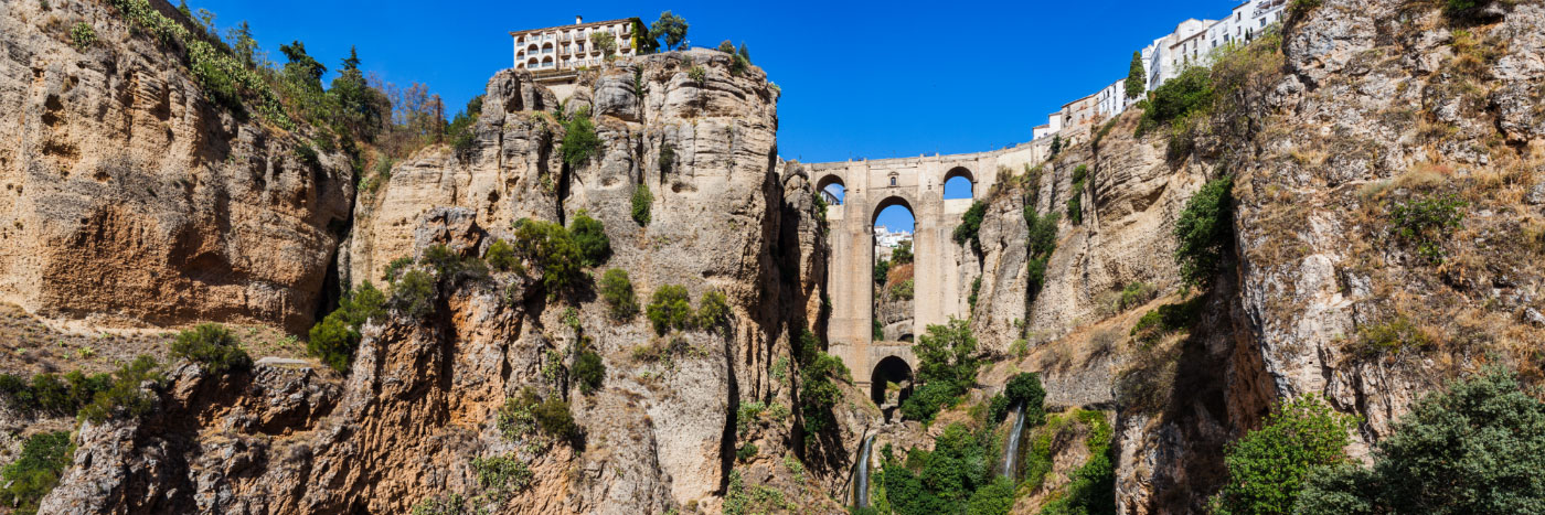 Herve Sentucq - Ronda, coupée en deux par une gorge profonde de 170 m et reliée par le Puente Nuevo